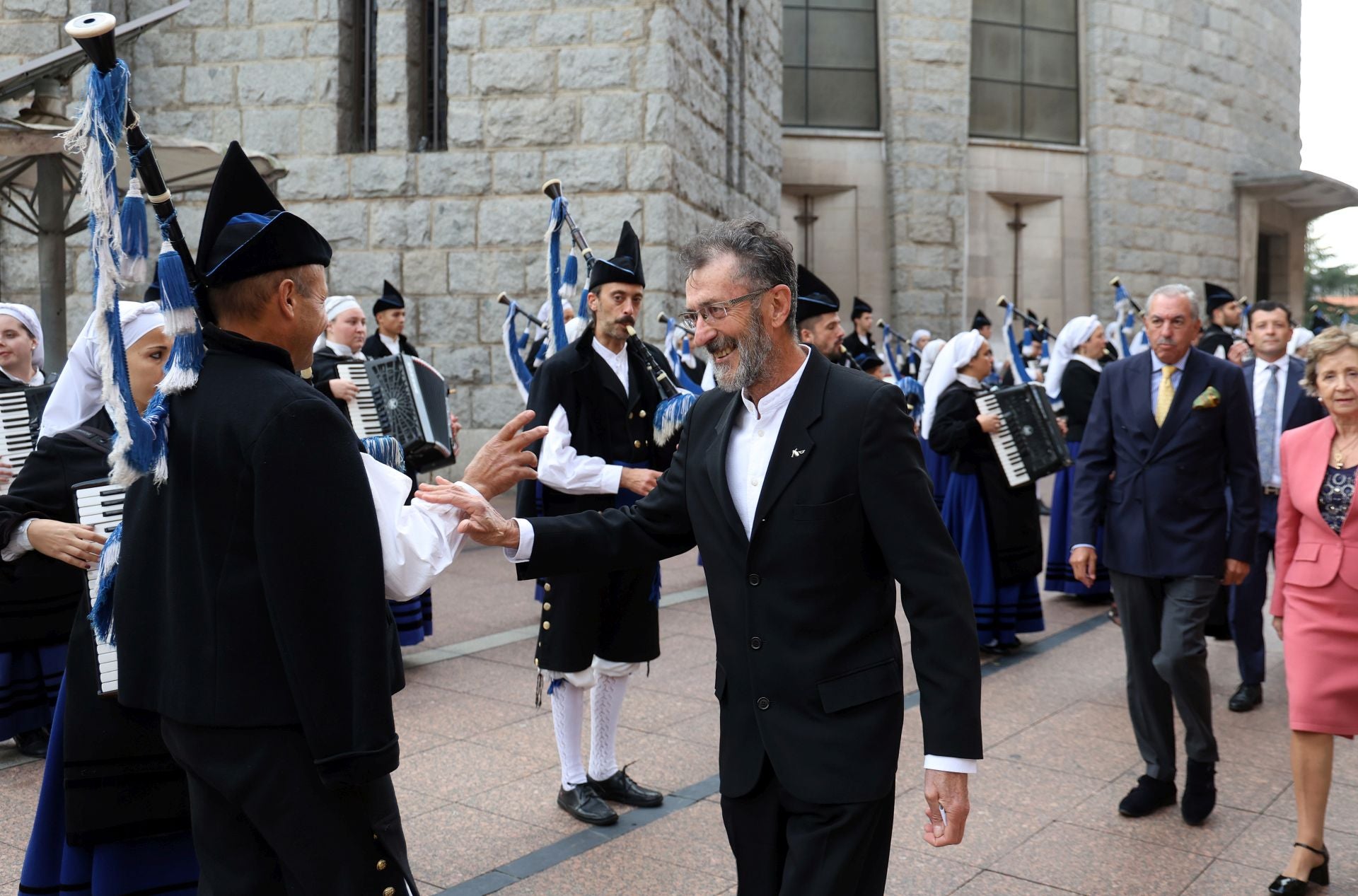 Vítores y aplausos en la llegada de la Familia Real al concierto previo de los Premios Princesa