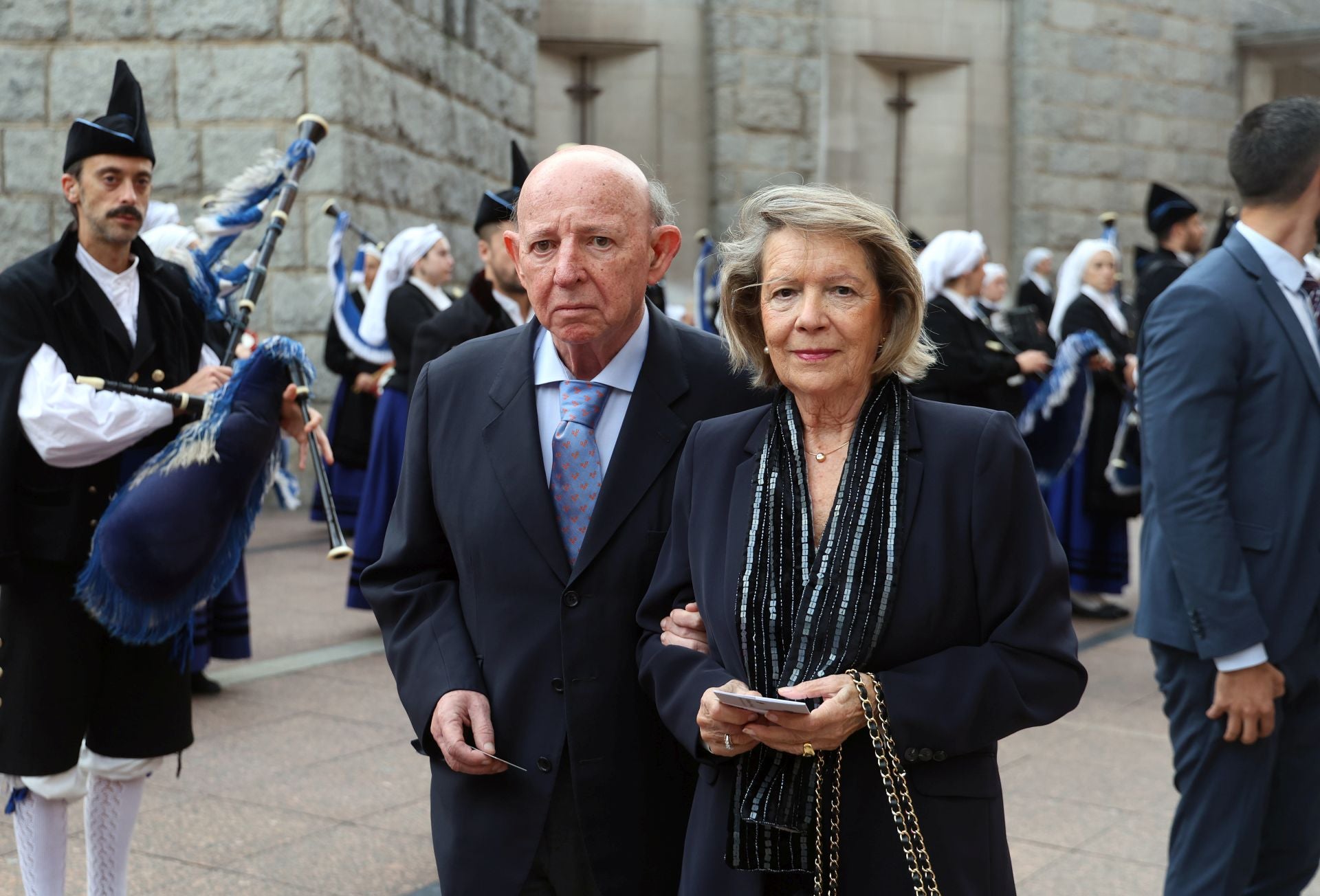Vítores y aplausos en la llegada de la Familia Real al concierto previo de los Premios Princesa