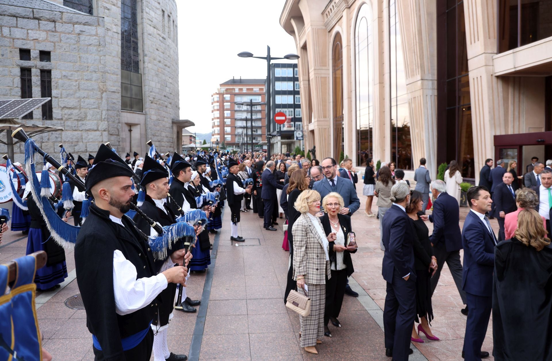 Vítores y aplausos en la llegada de la Familia Real al concierto previo de los Premios Princesa