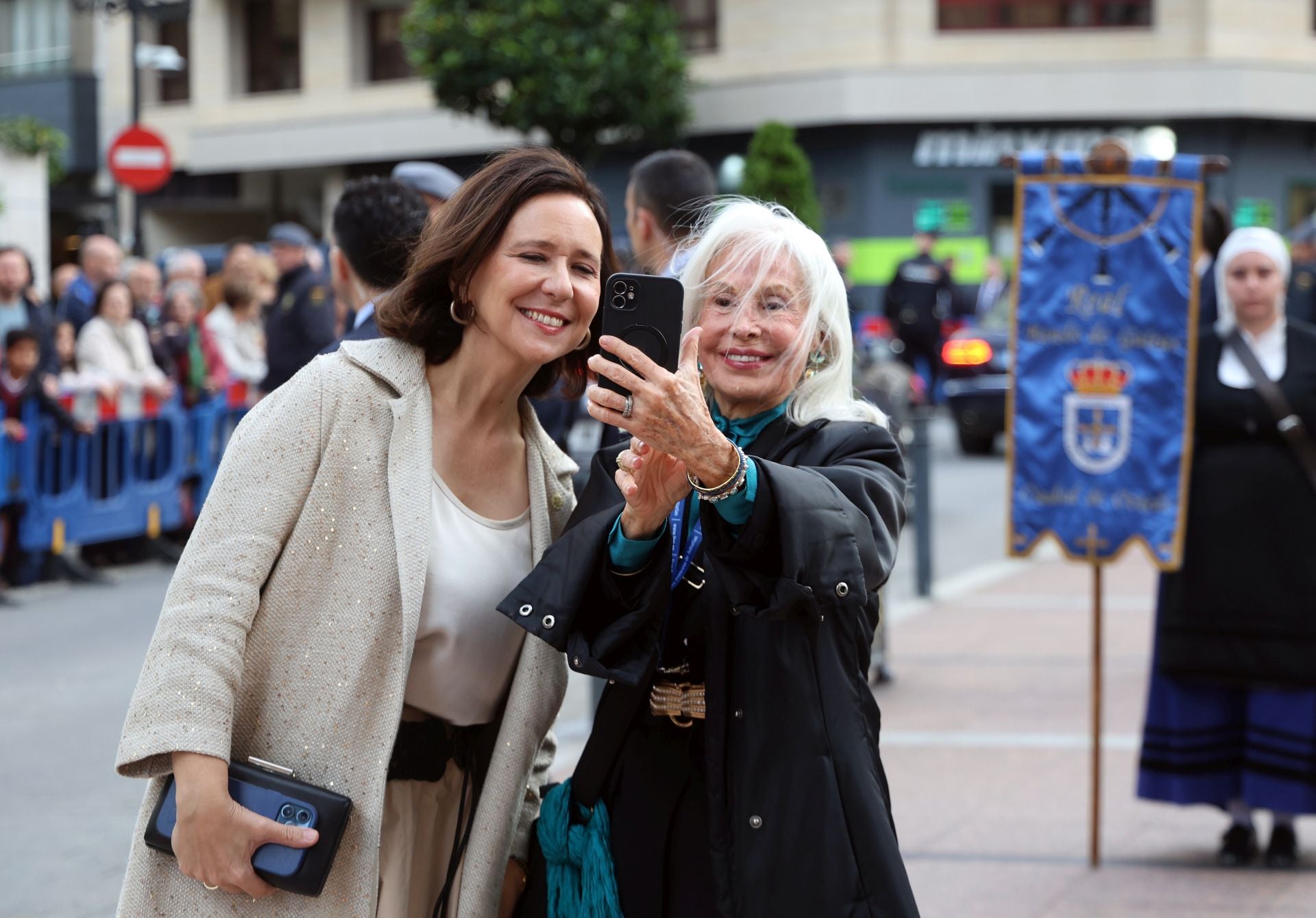 Vítores y aplausos en la llegada de la Familia Real al concierto previo de los Premios Princesa