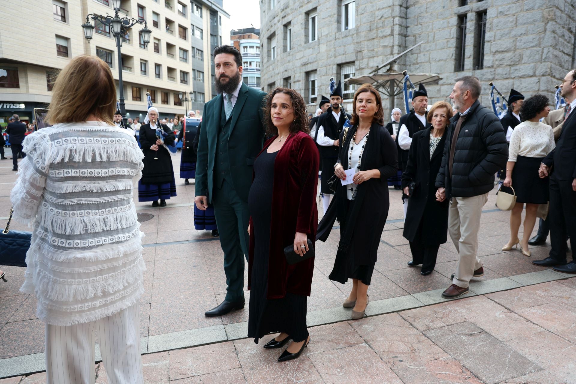 Vítores y aplausos en la llegada de la Familia Real al concierto previo de los Premios Princesa