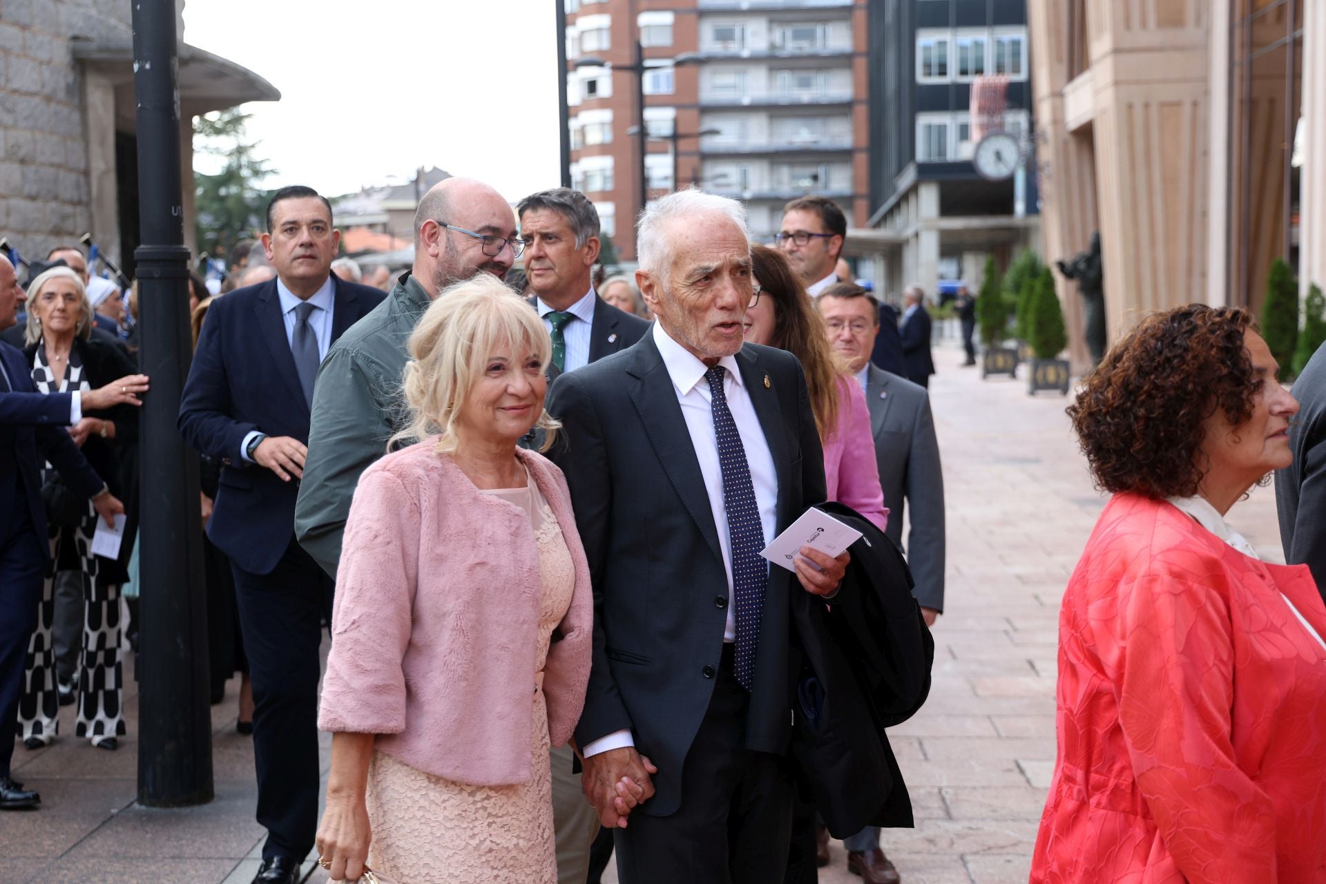 Vítores y aplausos en la llegada de la Familia Real al concierto previo de los Premios Princesa