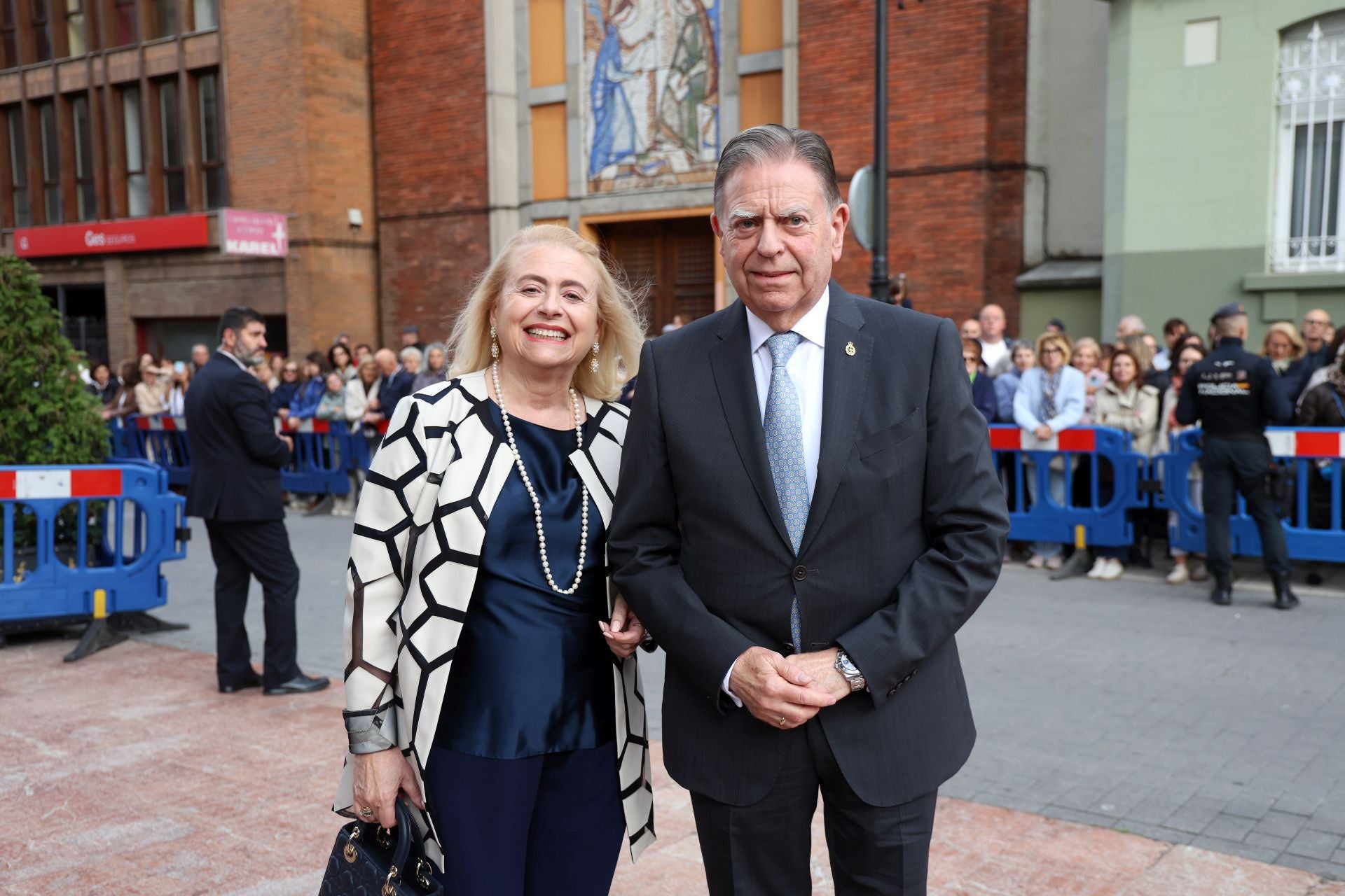 Vítores y aplausos en la llegada de la Familia Real al concierto previo de los Premios Princesa