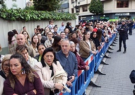 Vítores y aplausos en la llegada de la Familia Real al concierto previo de los Premios Princesa