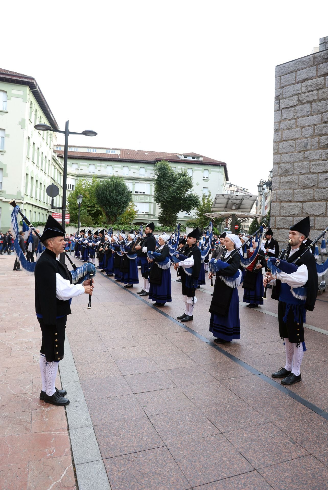 Vítores y aplausos en la llegada de la Familia Real al concierto previo de los Premios Princesa