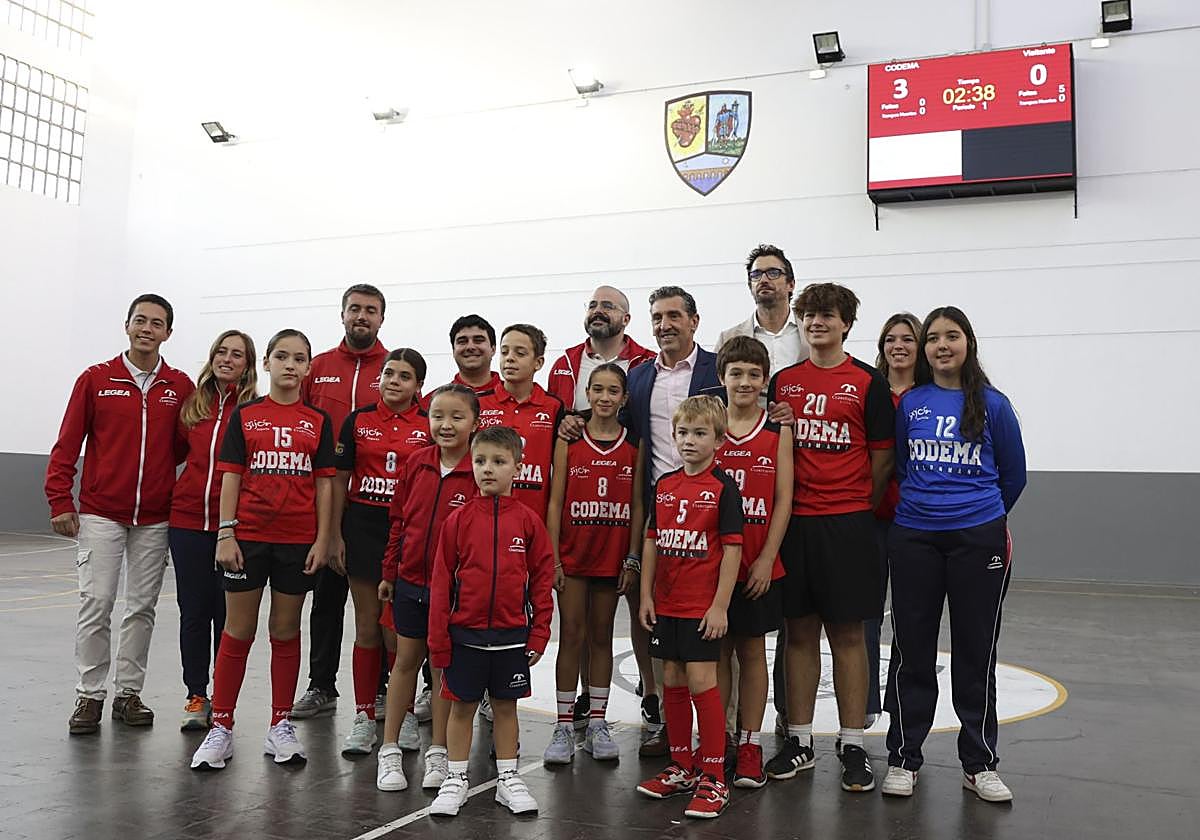 El director del Codema, Aitor Castaño, y el concejal de Deportes del Ayuntamiento de Gijón, Jorge Pañeda, con alumnos del centro.