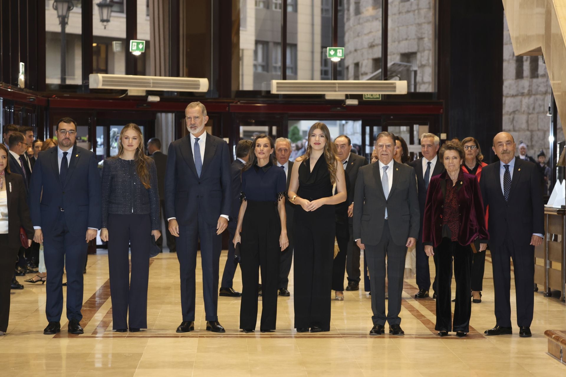 Elegancia y sobriedad en los estilismos de la Familia Real en el concierto de los Premios Princesa