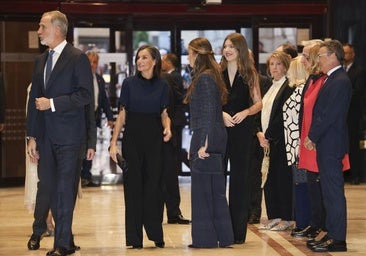 Elegancia y sobriedad en los estilismos de la Familia Real en el concierto de los Premios Princesa