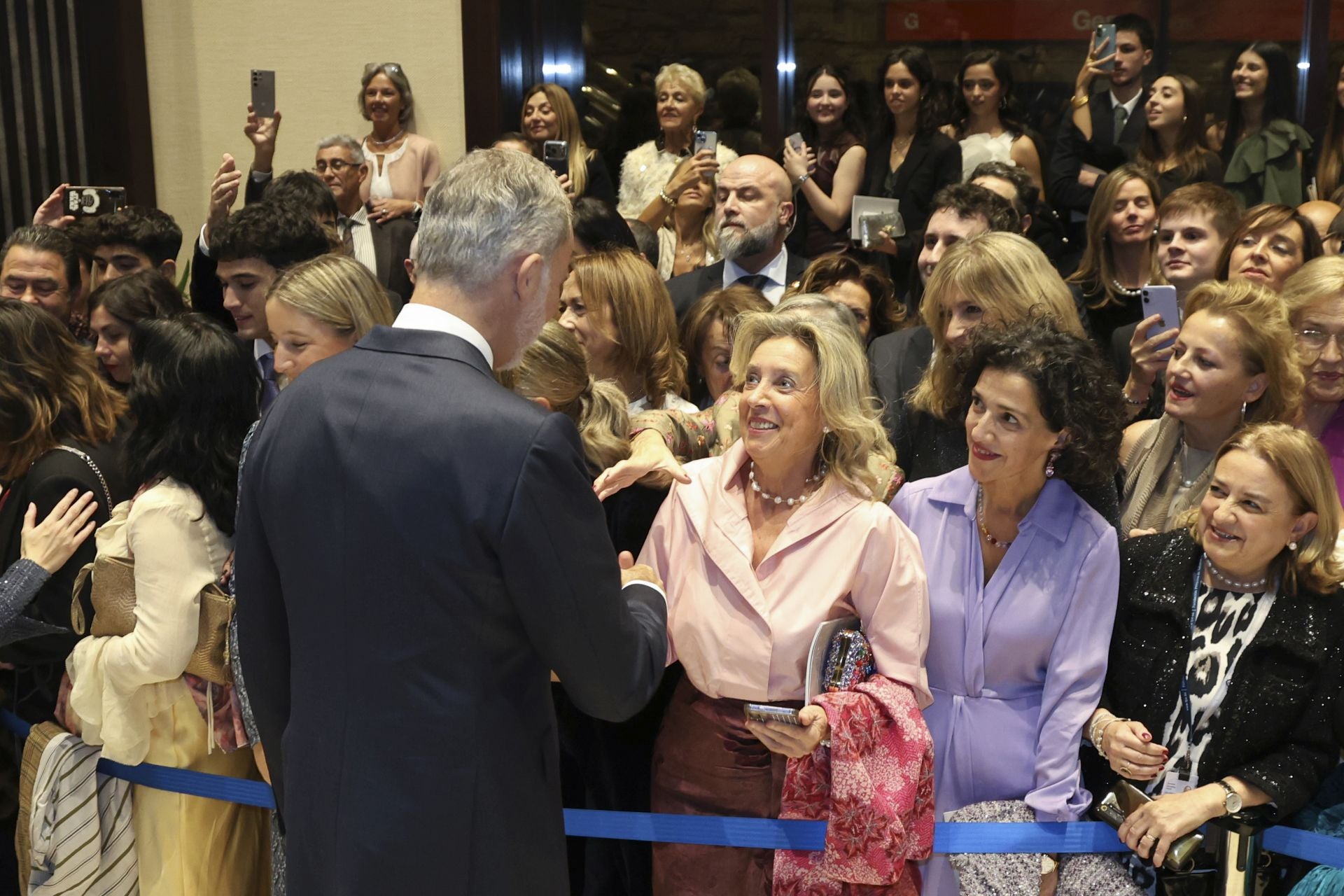 Elegancia y sobriedad en los estilismos de la Familia Real en el concierto de los Premios Princesa