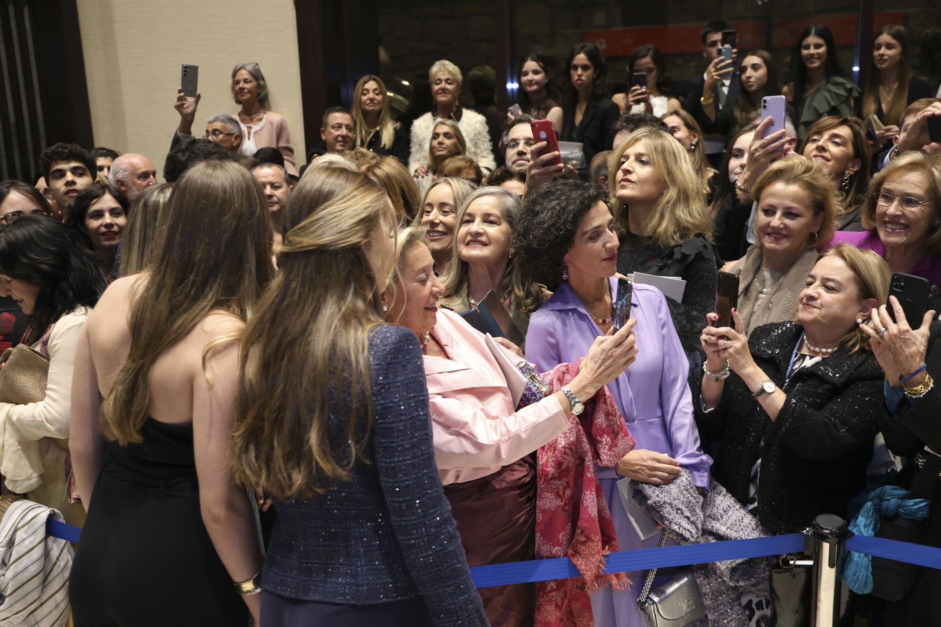 Elegancia y sobriedad en los estilismos de la Familia Real en el concierto de los Premios Princesa