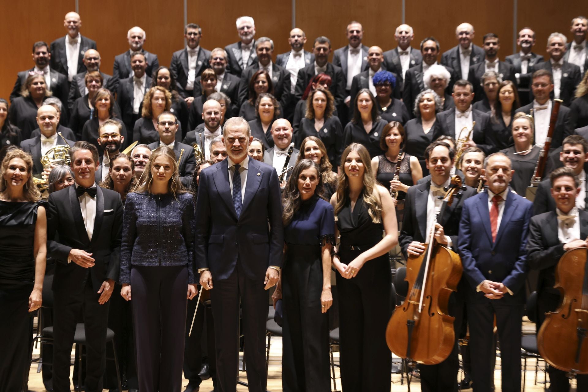 Elegancia y sobriedad en los estilismos de la Familia Real en el concierto de los Premios Princesa
