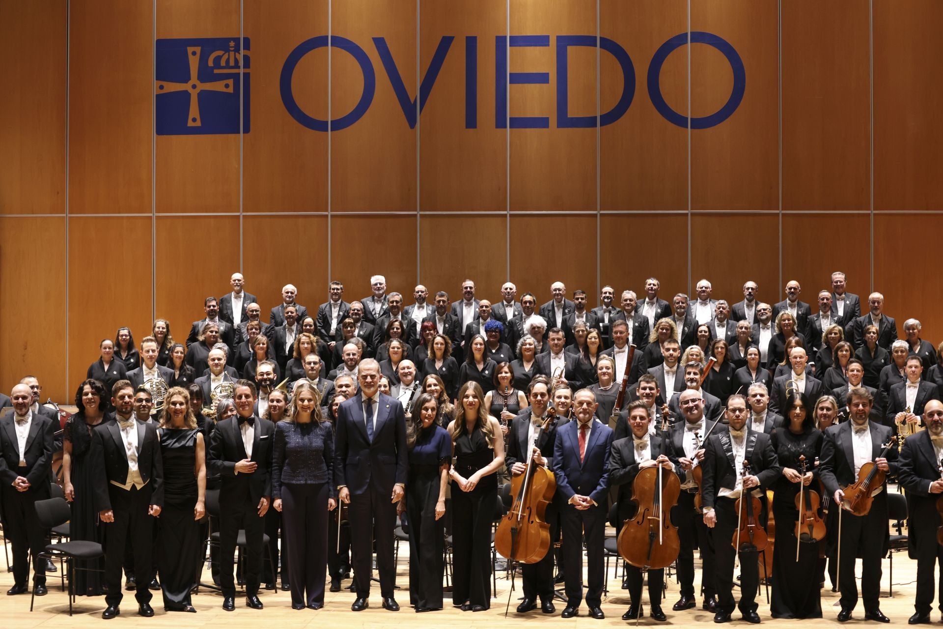 Elegancia y sobriedad en los estilismos de la Familia Real en el concierto de los Premios Princesa
