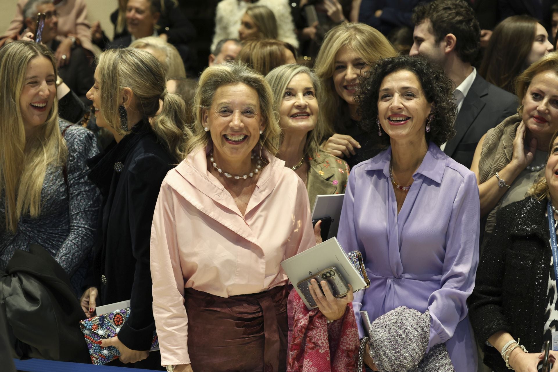 Elegancia y sobriedad en los estilismos de la Familia Real en el concierto de los Premios Princesa