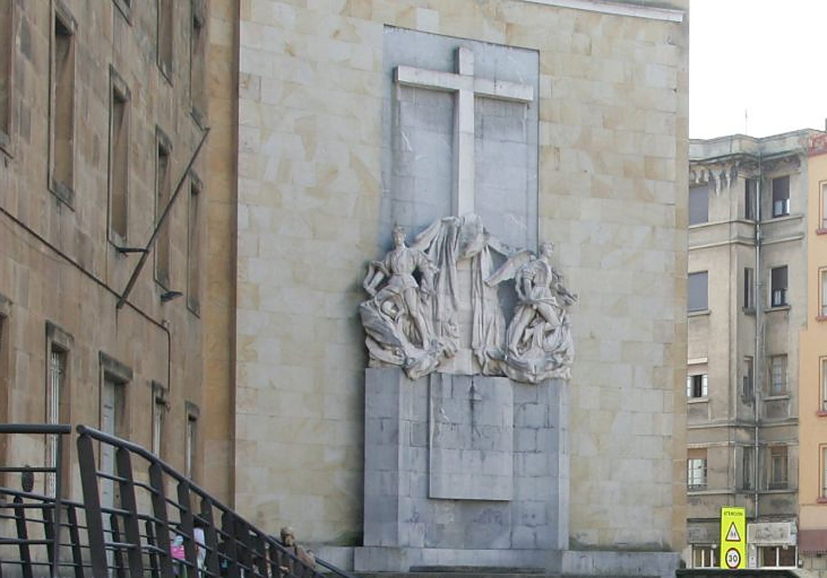 El monumento de la discordia, en el Colegio de La Inmaculada.