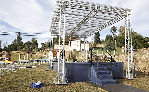 El escenario para el acto oficial, casi listo.