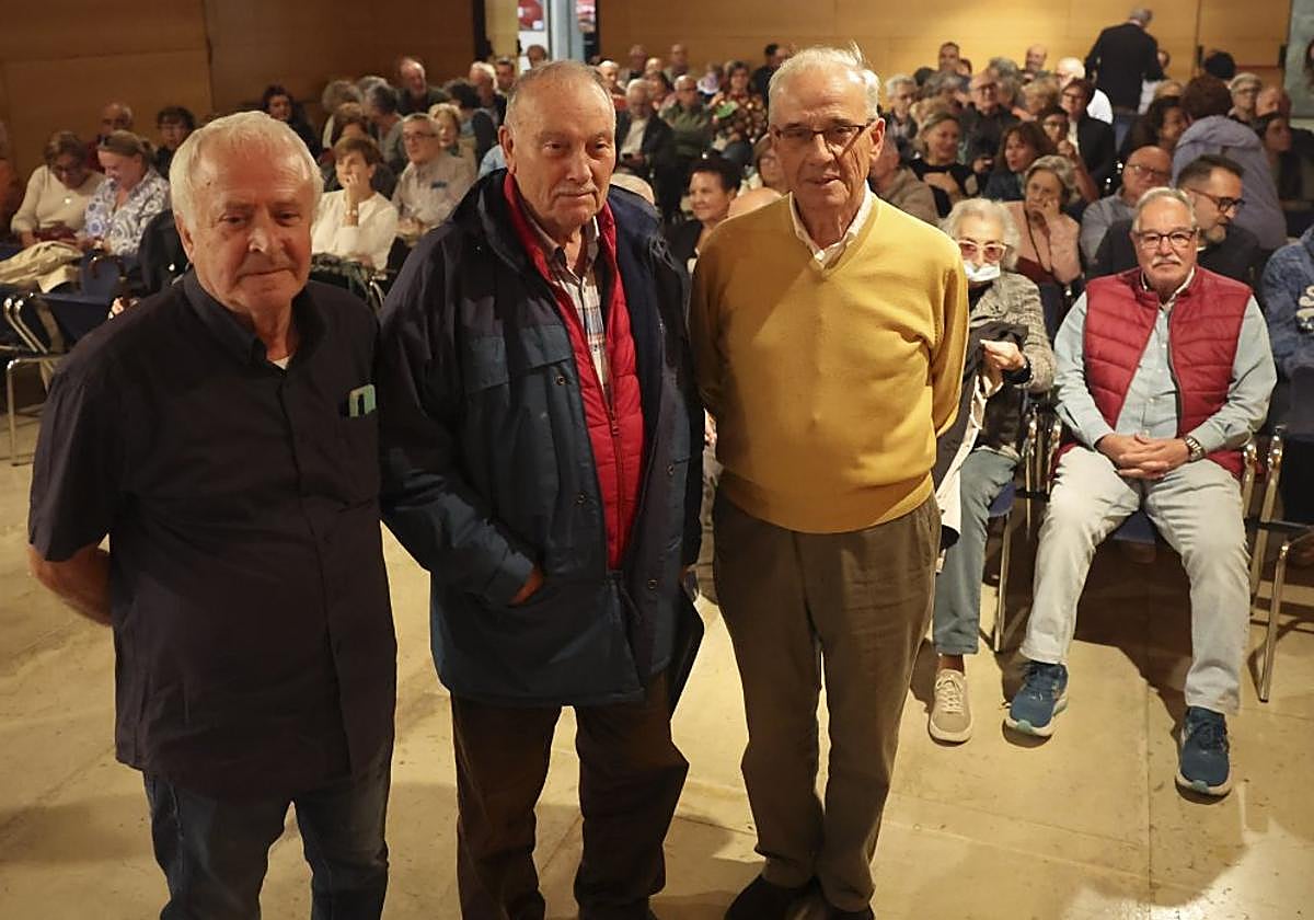 Parte de los intervinientes, con la sala llena, antes de iniciar la mesa redonda.