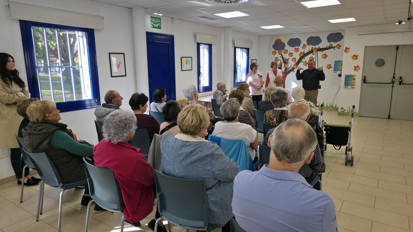 El edil Pelayo García presentó el programa y actividades a los vecinos.