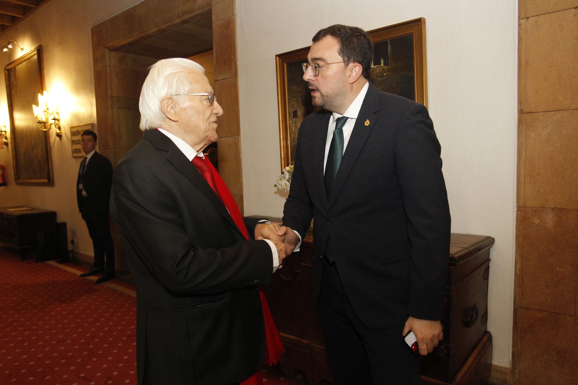 De la entrada de la reina Sofía al ambiente político y empresarial en el hall del Reconquista