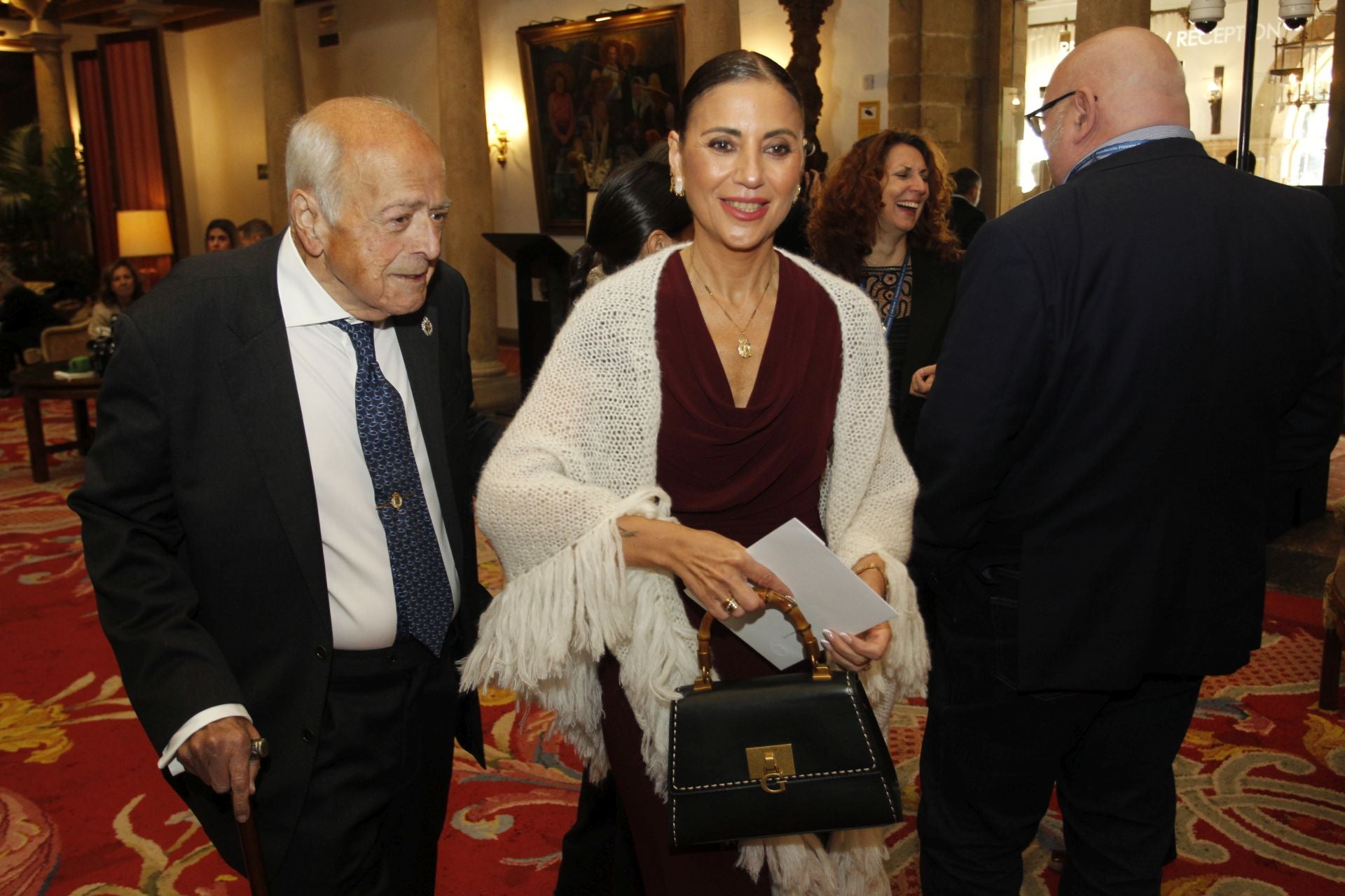 De la entrada de la reina Sofía al ambiente político y empresarial en el hall del Reconquista