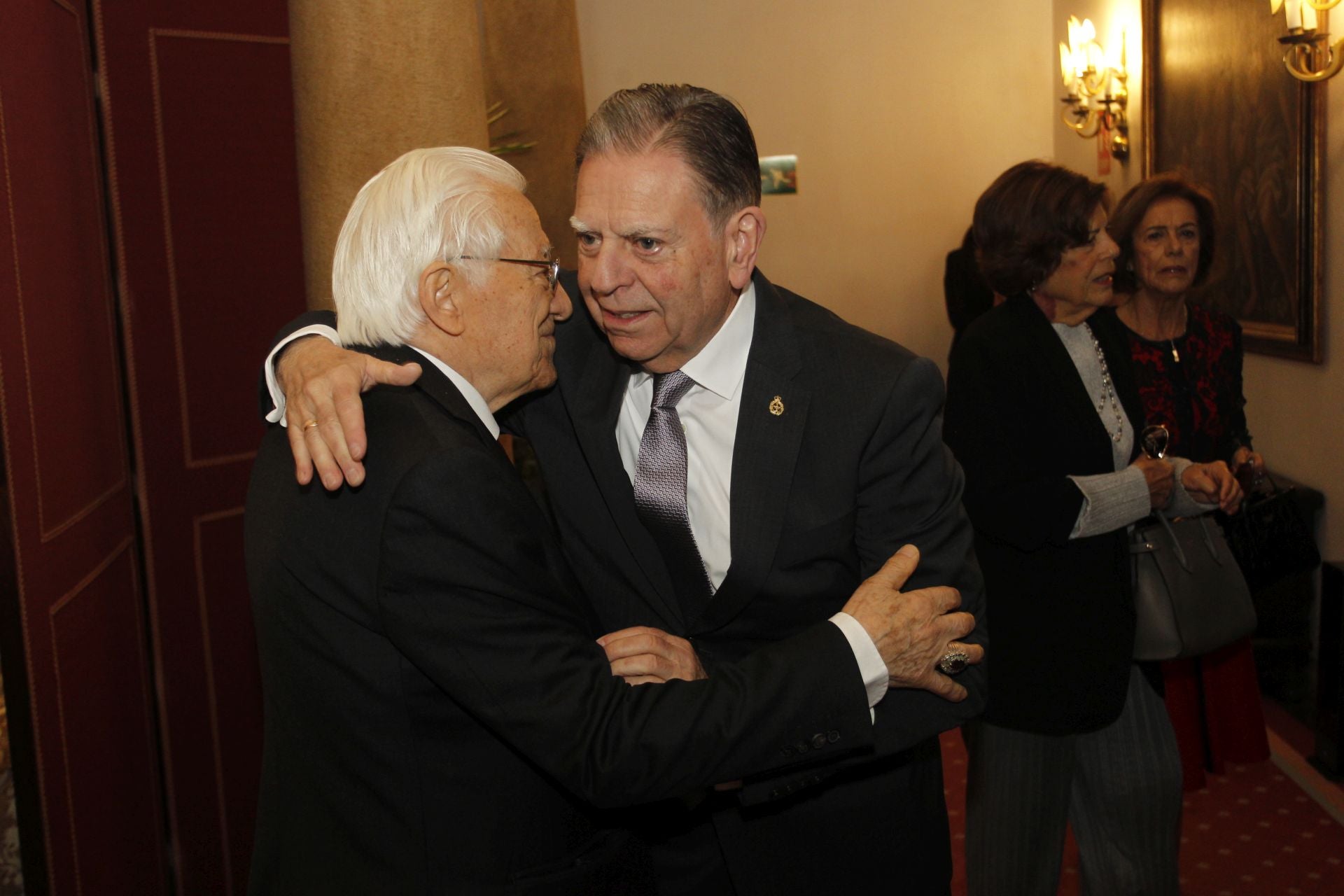 De la entrada de la reina Sofía al ambiente político y empresarial en el hall del Reconquista