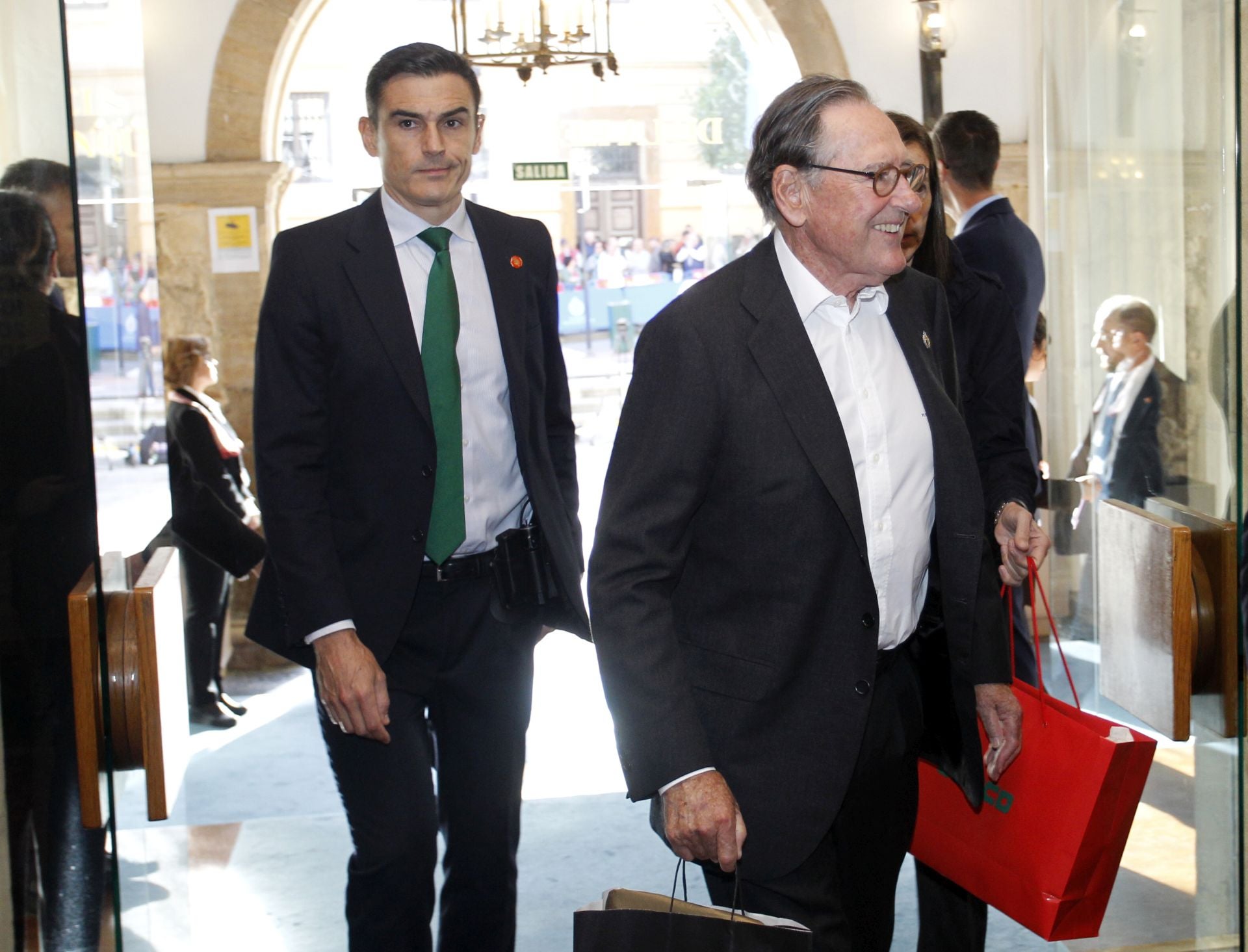De la entrada de la reina Sofía al ambiente político y empresarial en el hall del Reconquista