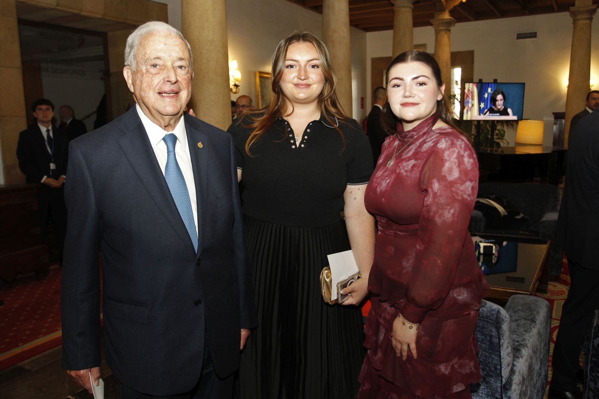 De la entrada de la reina Sofía al ambiente político y empresarial en el hall del Reconquista