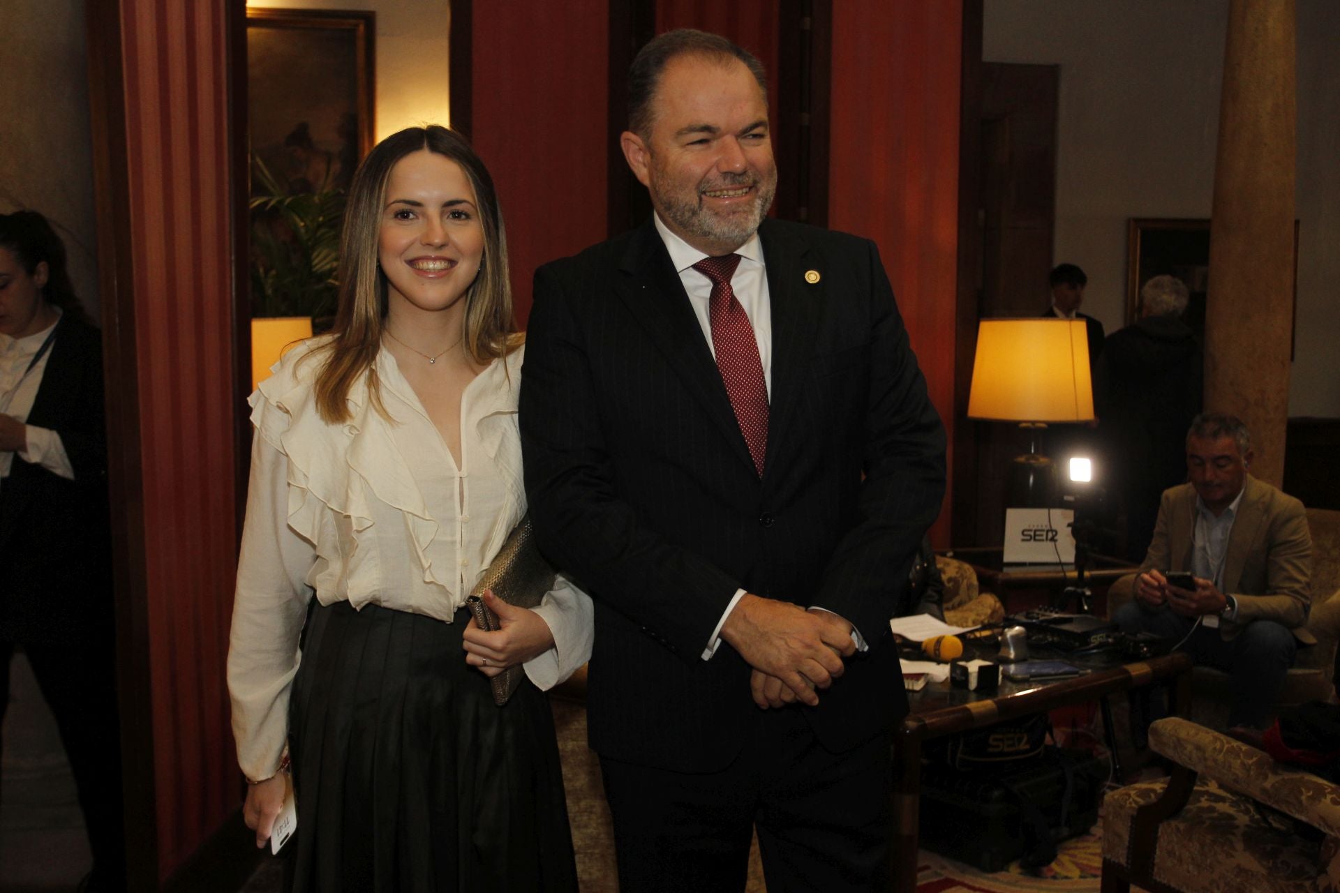 De la entrada de la reina Sofía al ambiente político y empresarial en el hall del Reconquista