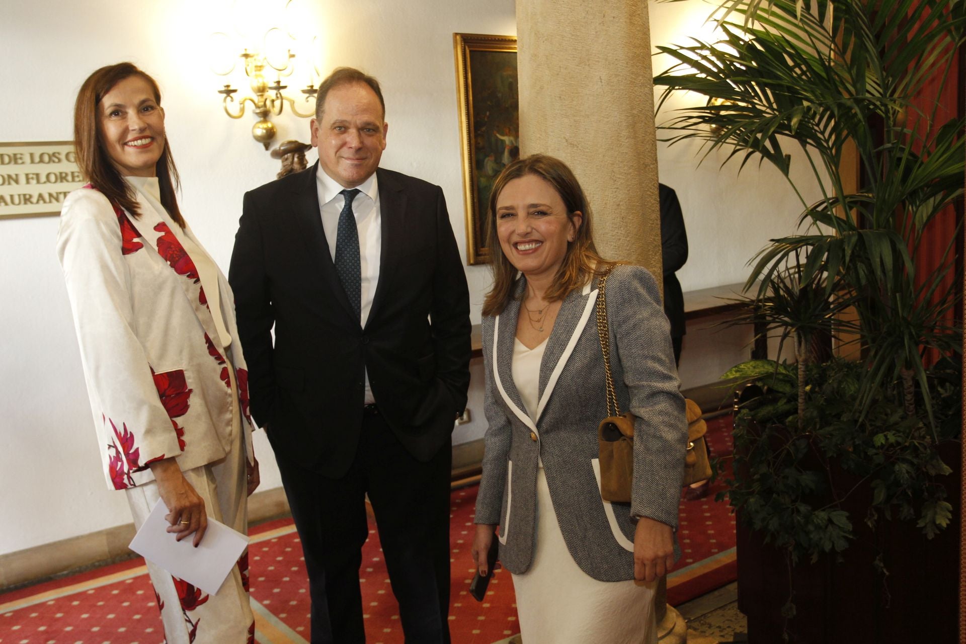 De la entrada de la reina Sofía al ambiente político y empresarial en el hall del Reconquista