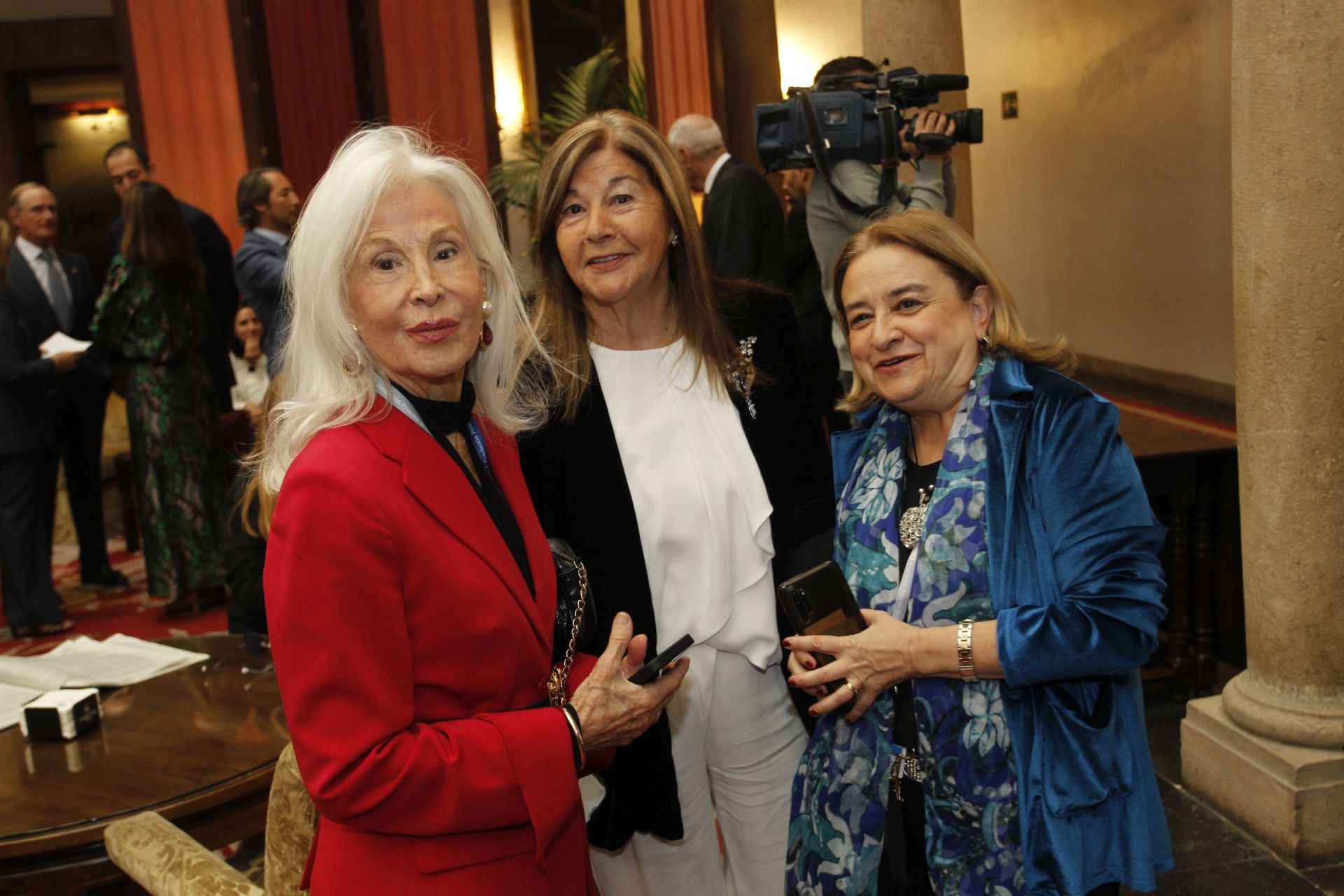 De la entrada de la reina Sofía al ambiente político y empresarial en el hall del Reconquista