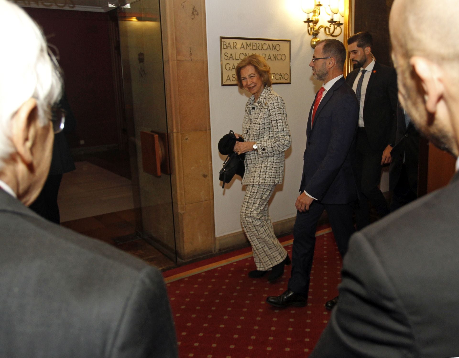 De la entrada de la reina Sofía al ambiente político y empresarial en el hall del Reconquista