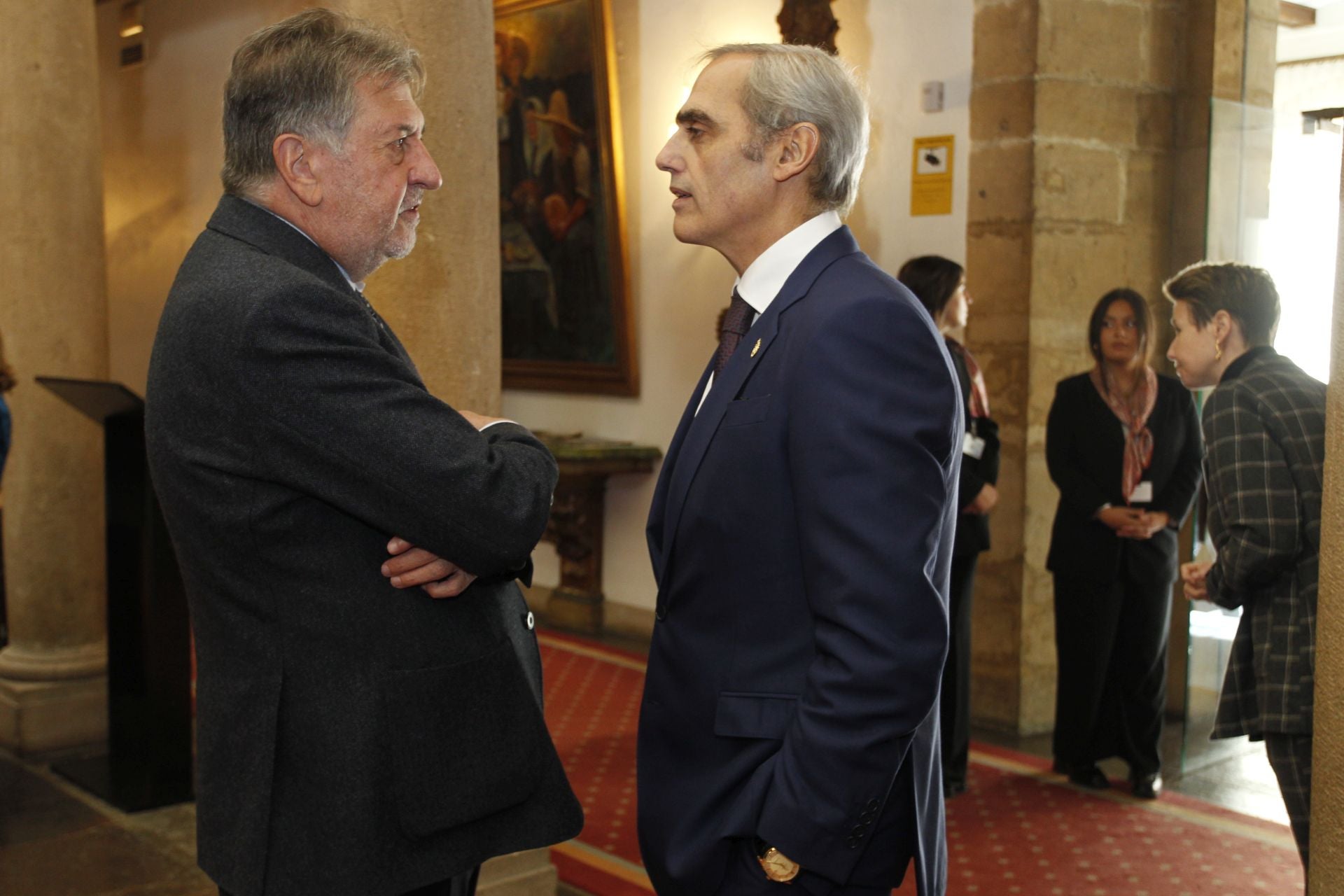 De la entrada de la reina Sofía al ambiente político y empresarial en el hall del Reconquista