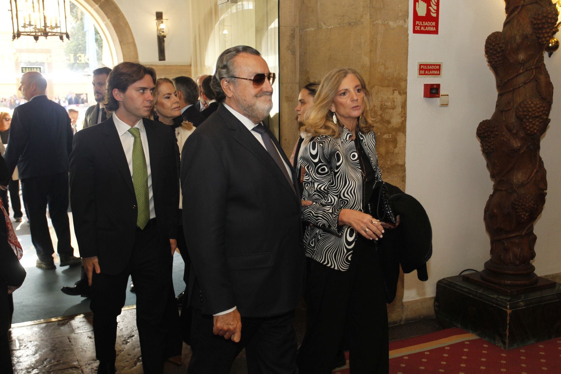 De la entrada de la reina Sofía al ambiente político y empresarial en el hall del Reconquista