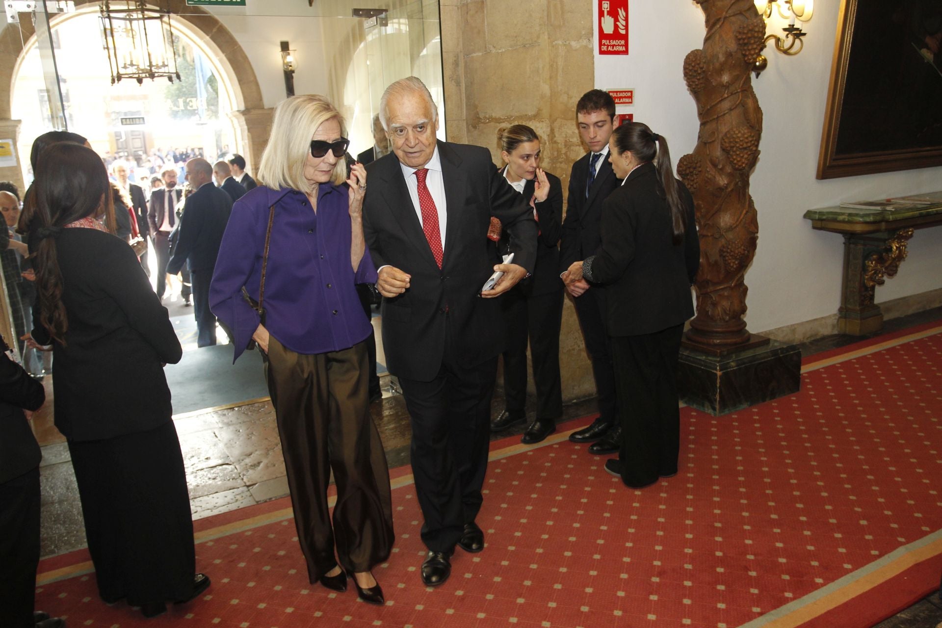 De la entrada de la reina Sofía al ambiente político y empresarial en el hall del Reconquista
