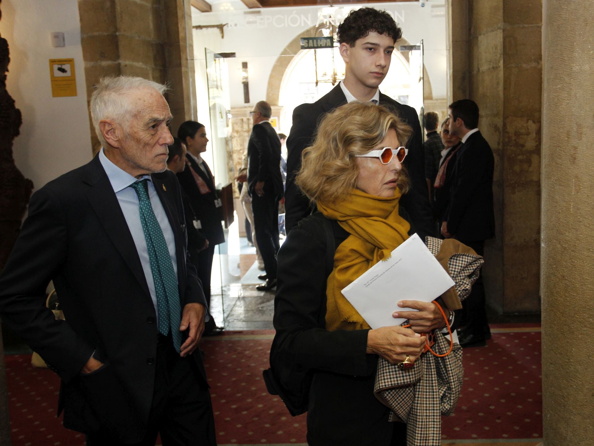 De la entrada de la reina Sofía al ambiente político y empresarial en el hall del Reconquista