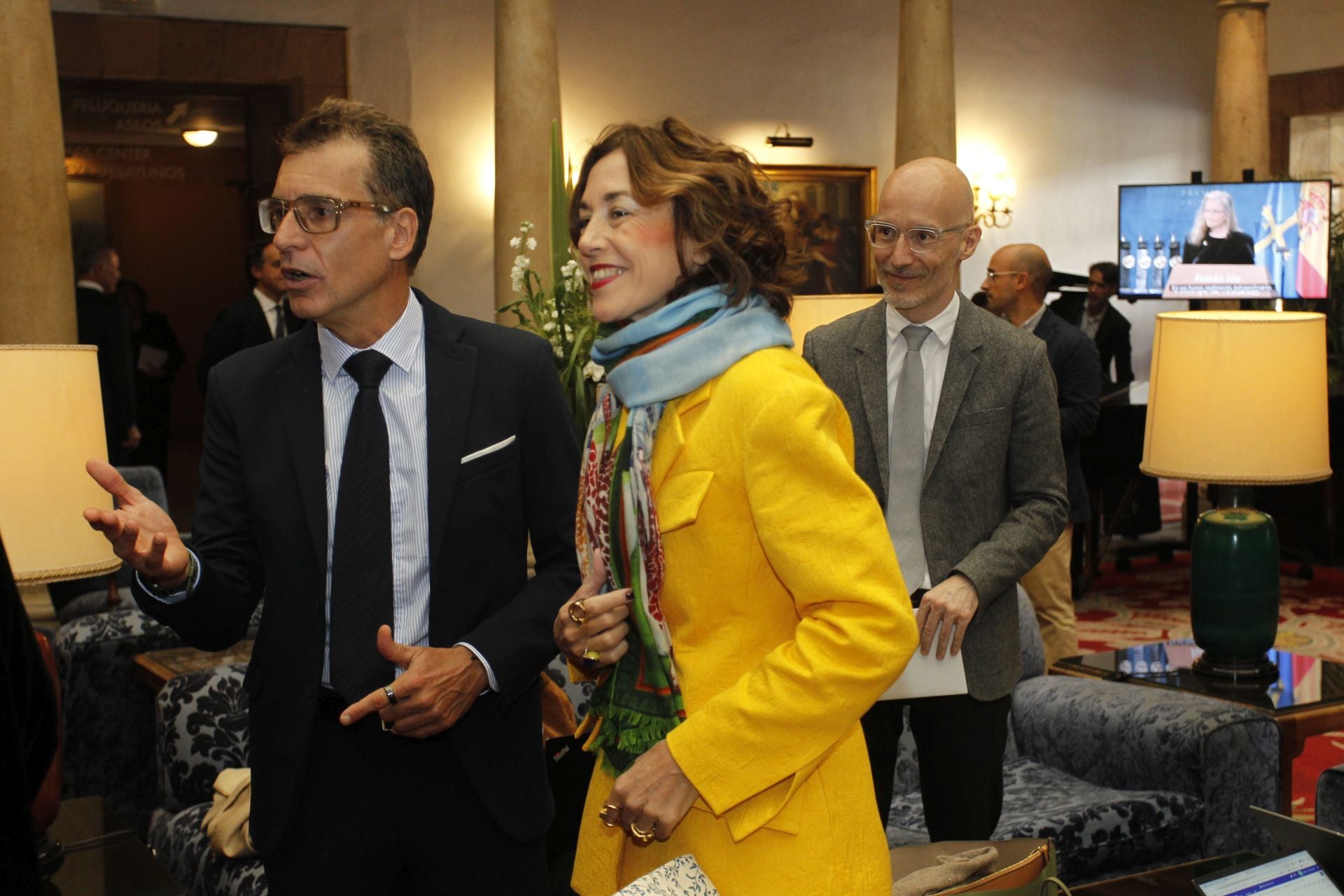 De la entrada de la reina Sofía al ambiente político y empresarial en el hall del Reconquista