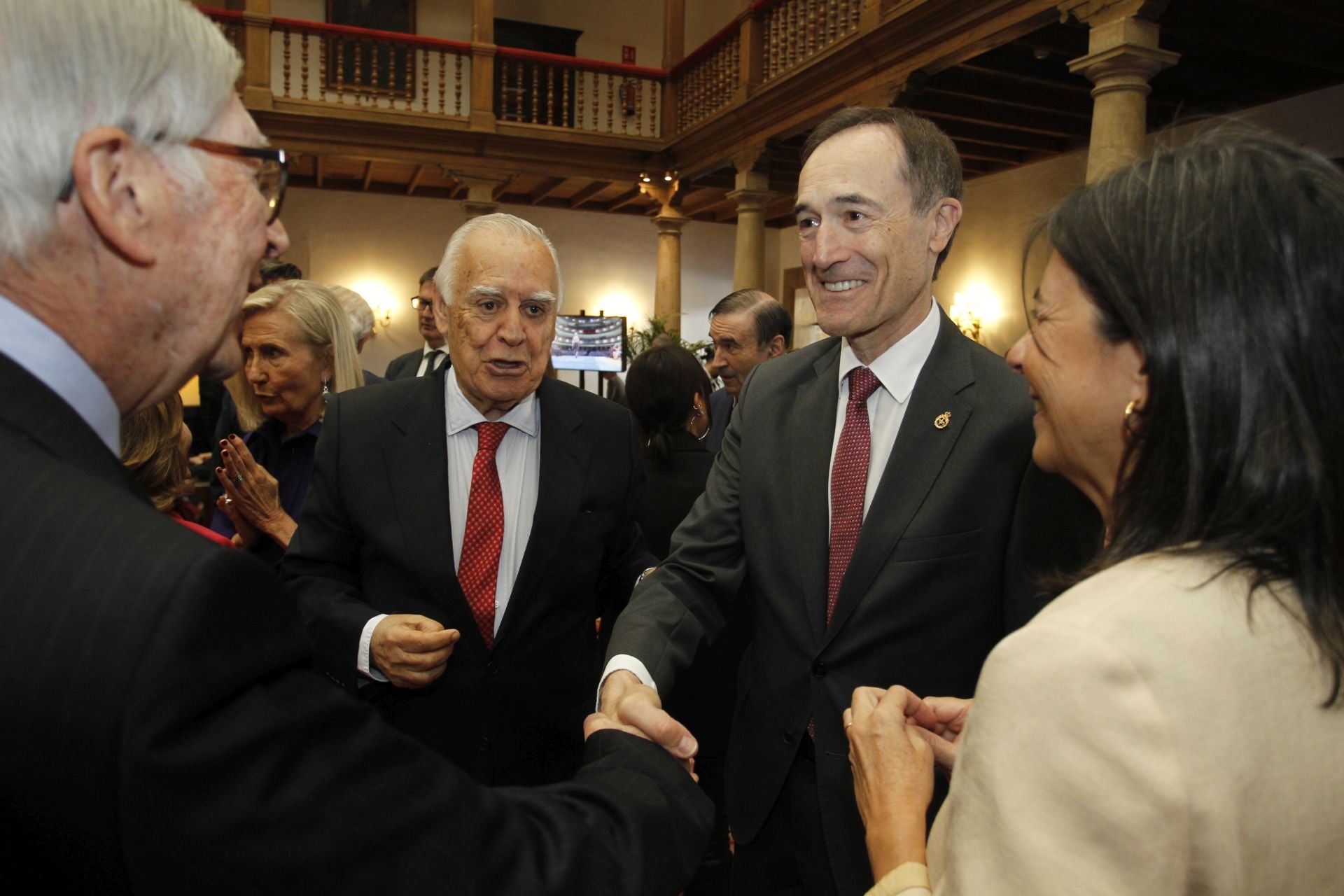De la entrada de la reina Sofía al ambiente político y empresarial en el hall del Reconquista