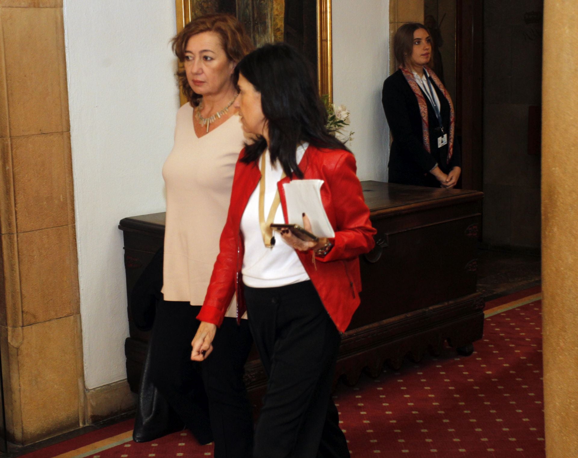 De la entrada de la reina Sofía al ambiente político y empresarial en el hall del Reconquista