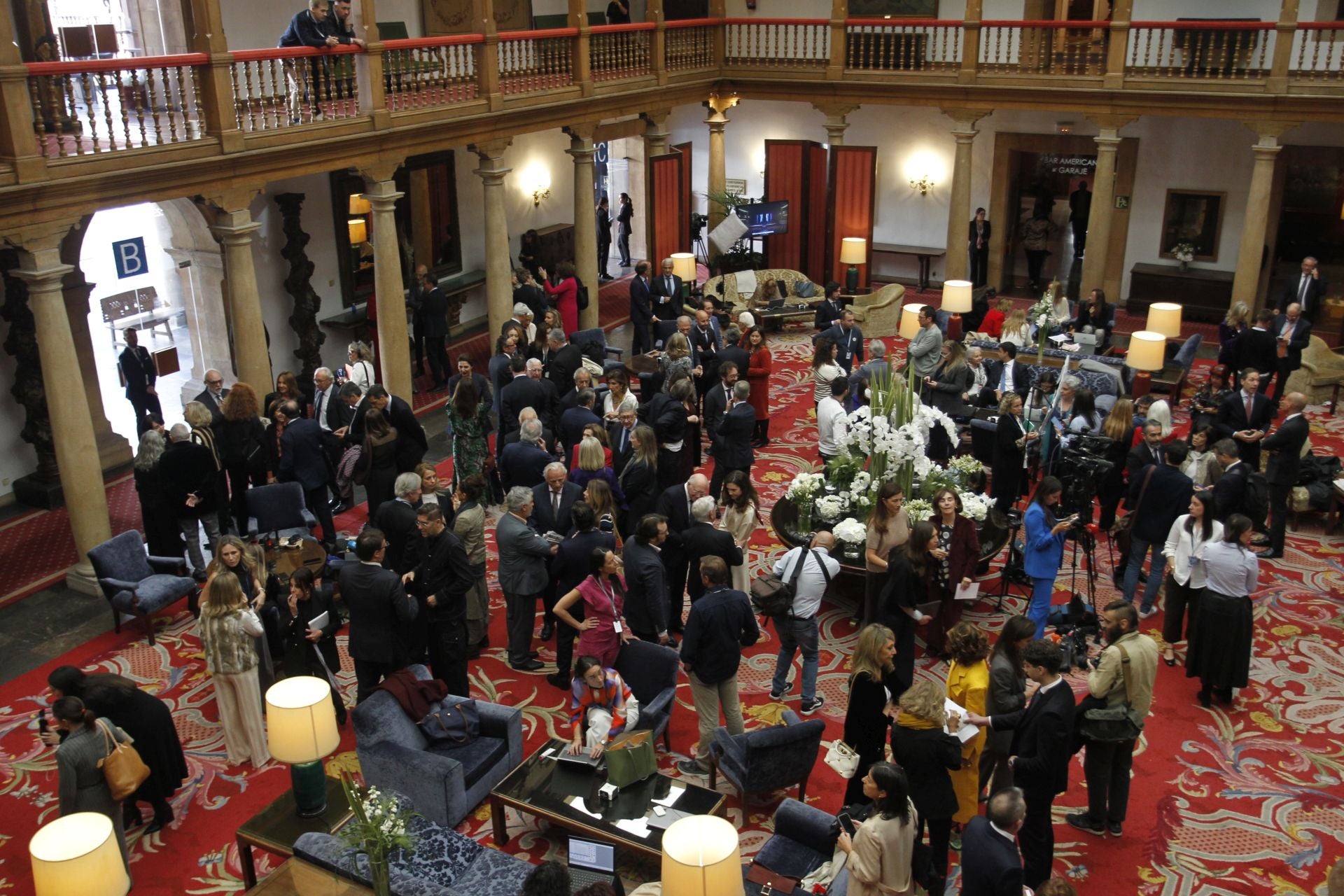 De la entrada de la reina Sofía al ambiente político y empresarial en el hall del Reconquista