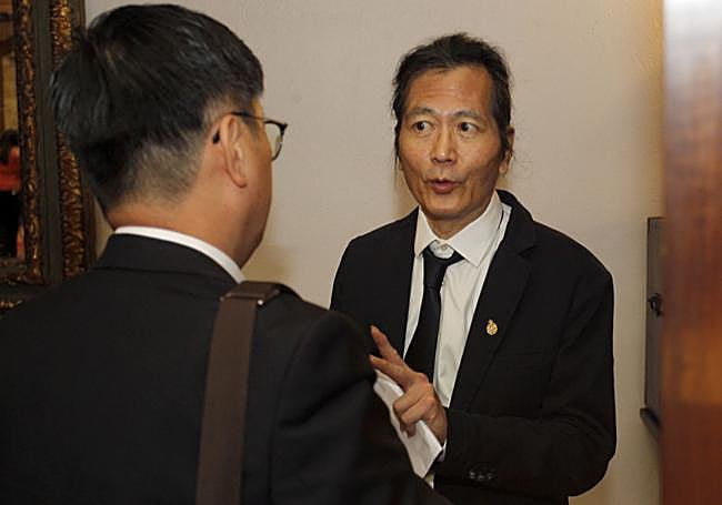 Byung-Chul Han, Premio Princesa de Comunicación y Humanidades tuvo que pedir ayuda para ponerse la corbata.