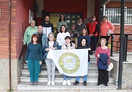 Parte de los 300 integrantes de la asociación vecinal Santa Bárbara posan delante del local.