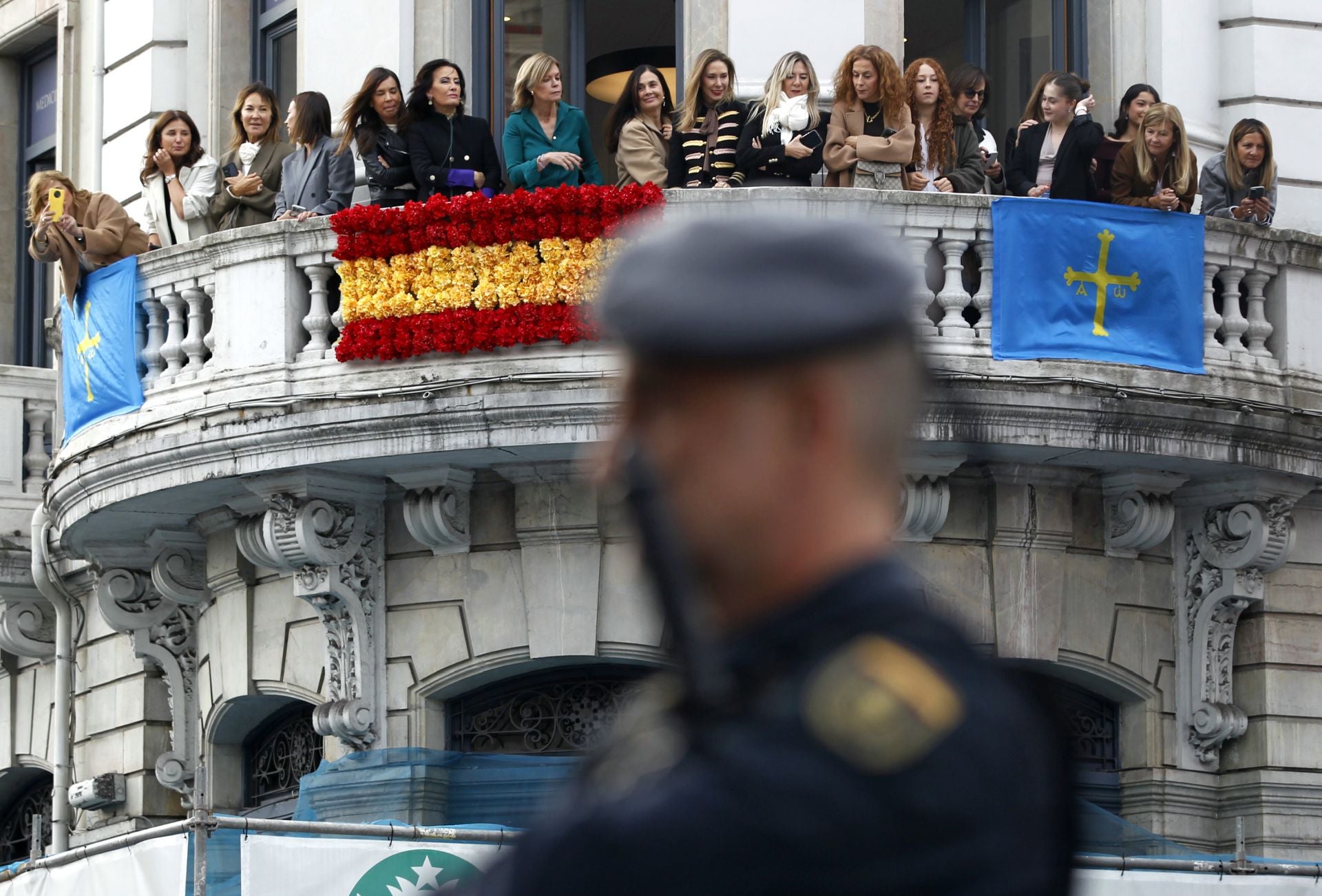 Premios Princesa de Asturias: Regalos del público y muchas fotos a las puertas del Campoamor