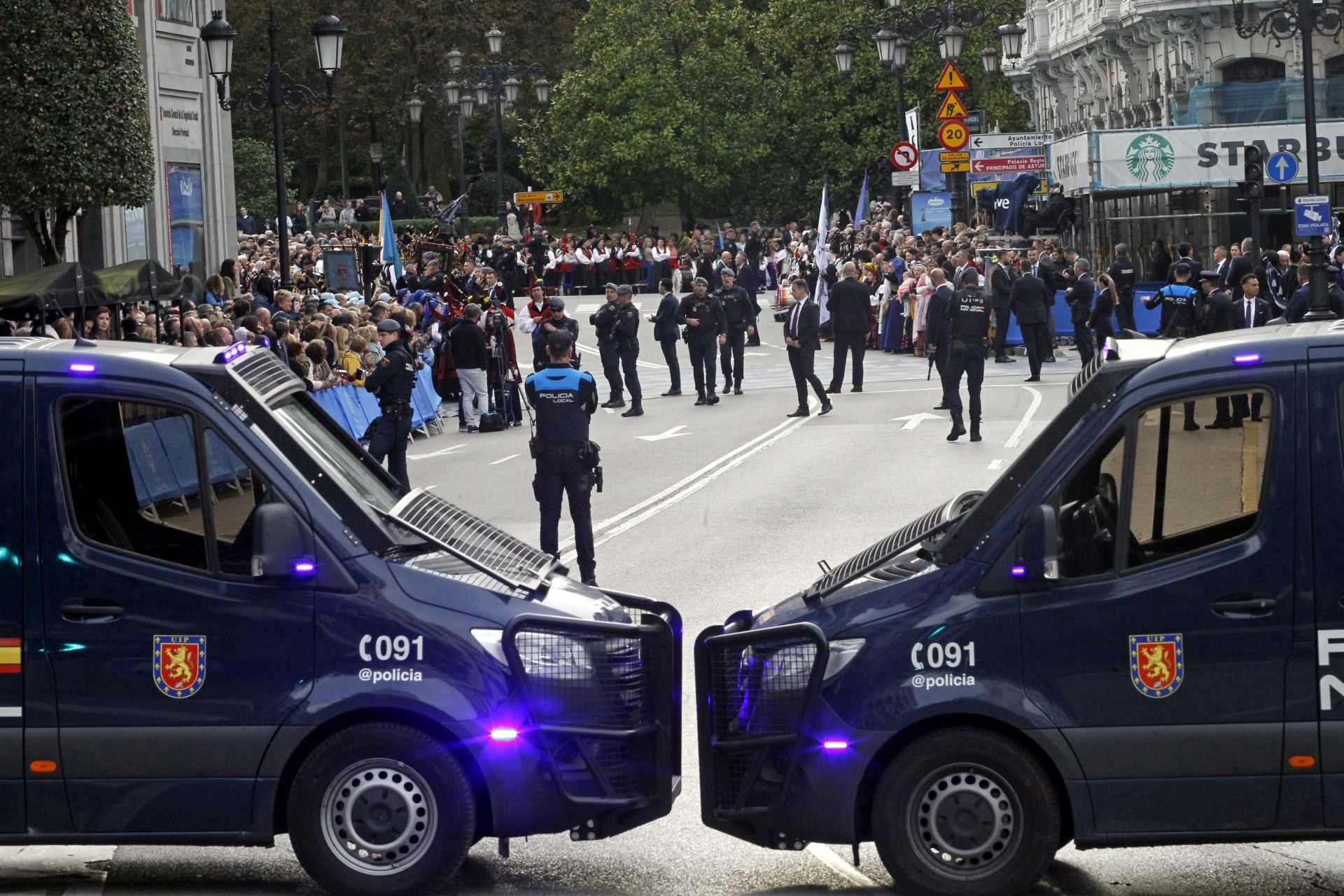 Premios Princesa de Asturias: Regalos del público y muchas fotos a las puertas del Campoamor