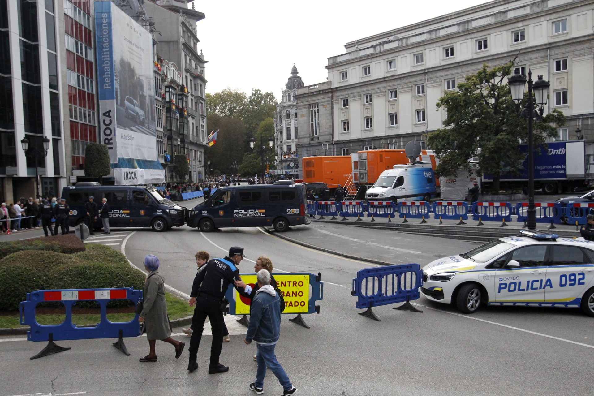Premios Princesa de Asturias: Regalos del público y muchas fotos a las puertas del Campoamor