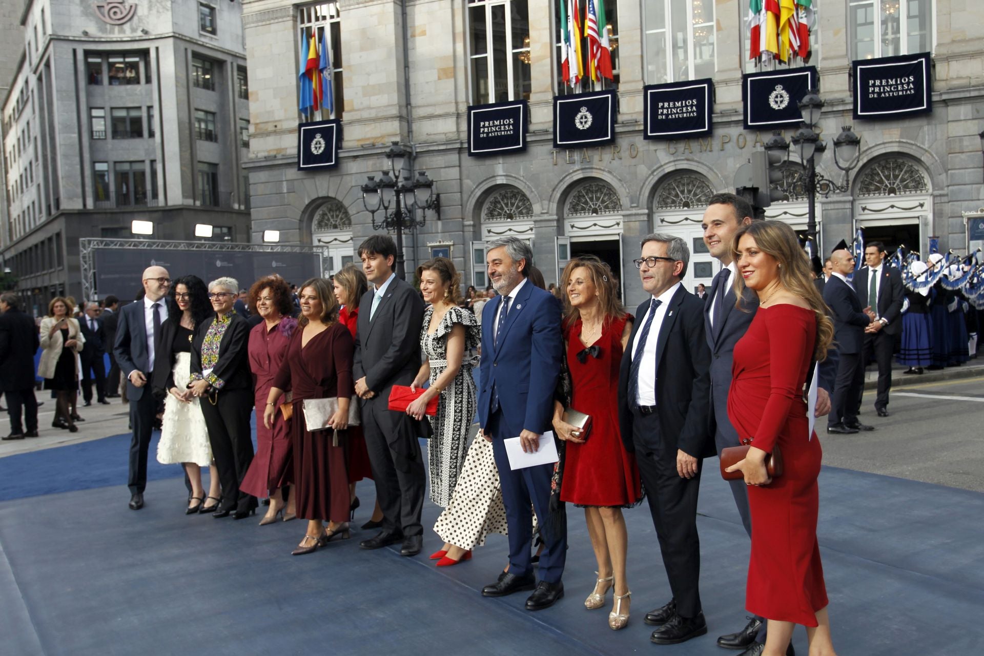 Premios Princesa de Asturias: Regalos del público y muchas fotos a las puertas del Campoamor
