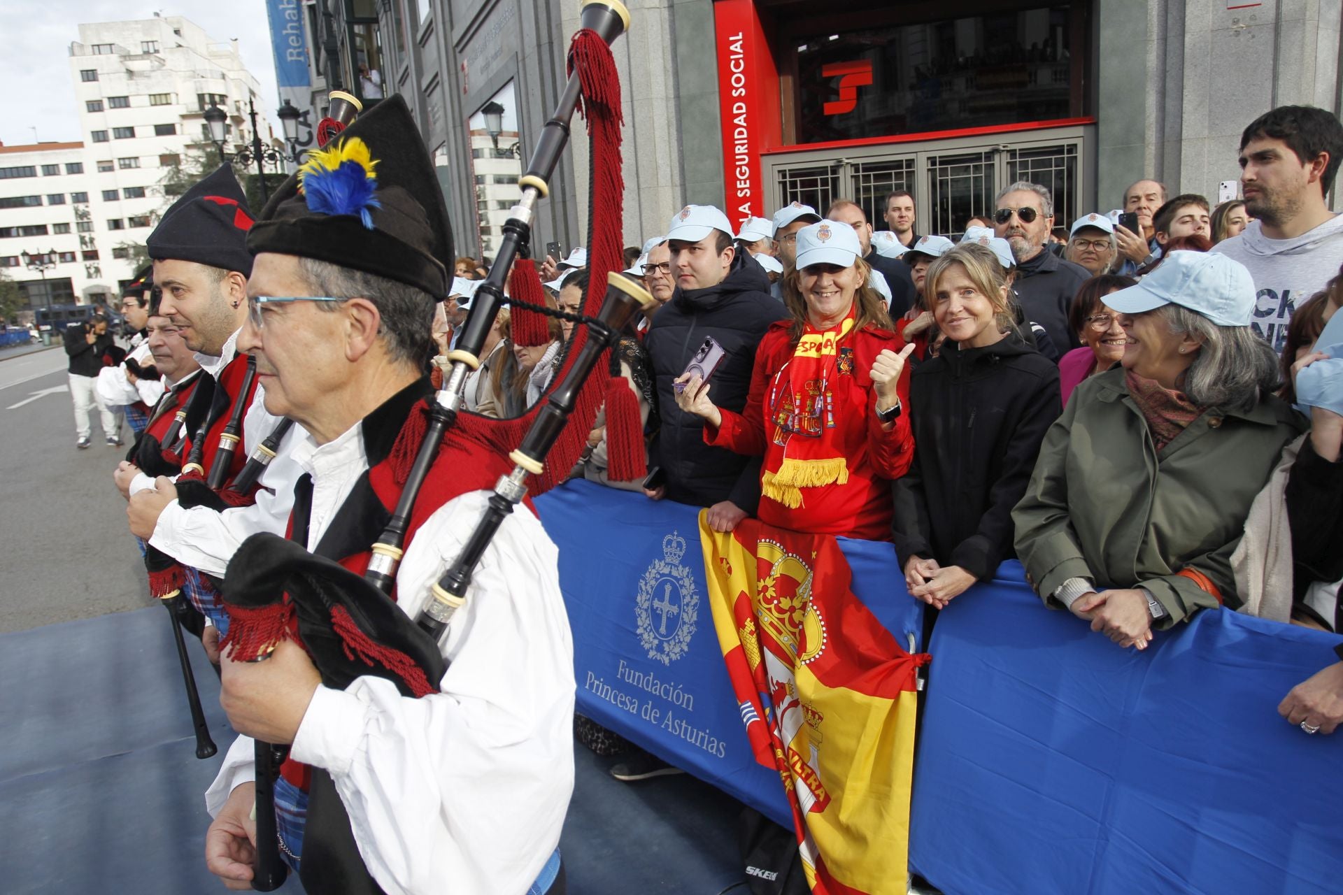 Premios Princesa de Asturias: Regalos del público y muchas fotos a las puertas del Campoamor