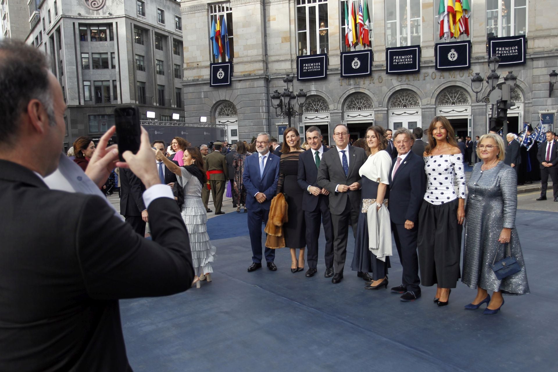 Premios Princesa de Asturias: Regalos del público y muchas fotos a las puertas del Campoamor