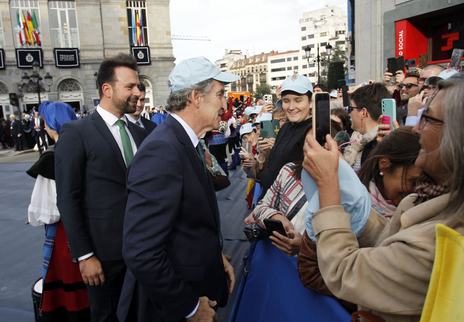 Premios Princesa de Asturias: Regalos del público y muchas fotos a las puertas del Campoamor