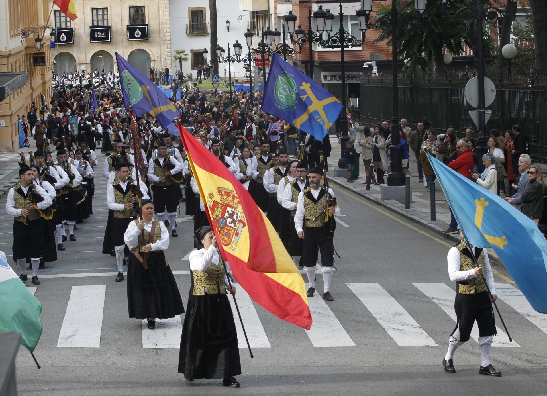 Premios Princesa de Asturias: Regalos del público y muchas fotos a las puertas del Campoamor
