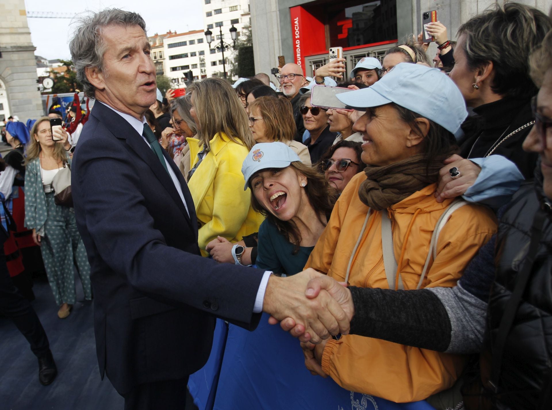Premios Princesa de Asturias: Regalos del público y muchas fotos a las puertas del Campoamor