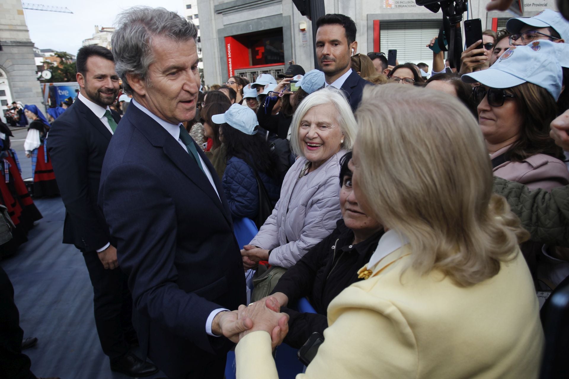 Premios Princesa de Asturias: Regalos del público y muchas fotos a las puertas del Campoamor